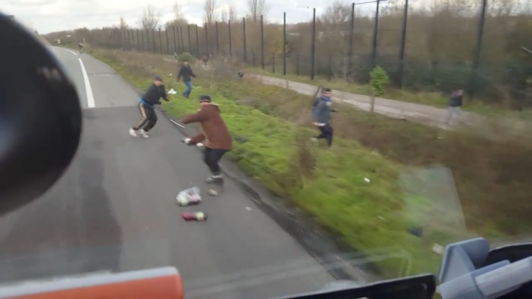 Africký migrant se snažil zablokovat silnici v Calais a takhle to dopadlo. Řidič ho srazil a zabil...